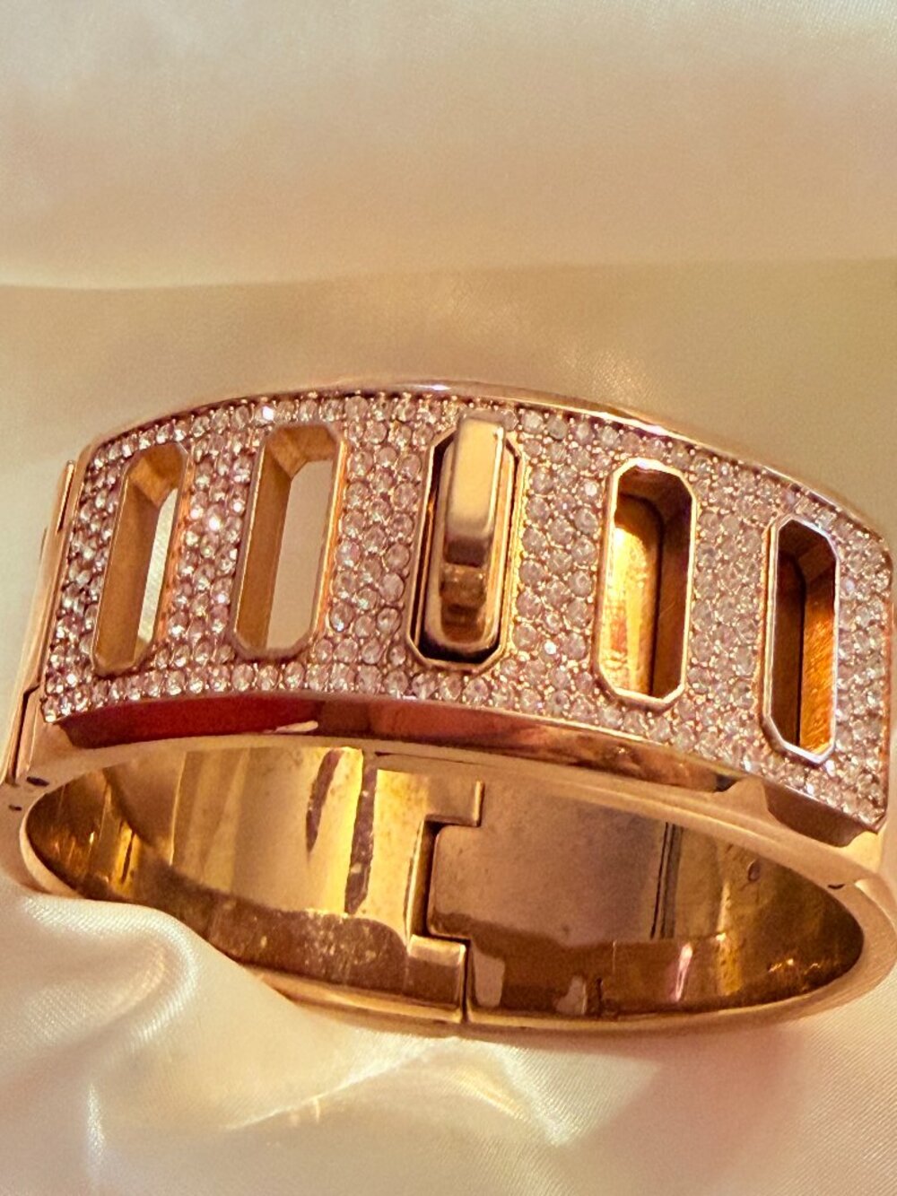 Michael Kors Elegant Pink Turn Lock Bracelet
